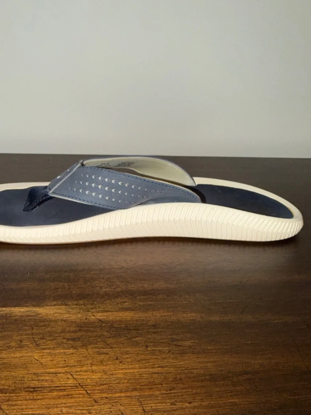 OluKai Ulele Men's Beach Sandals Size 12 Navy White